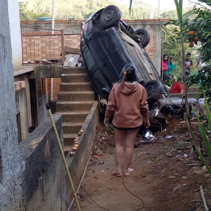 Carro capota após descer morro em Nova Friburgo, atingindo casa.