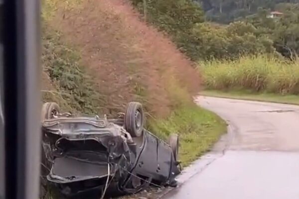 Carro capotado à beira de estrada, após acidente na Estrada do Barracão dos Mendes.