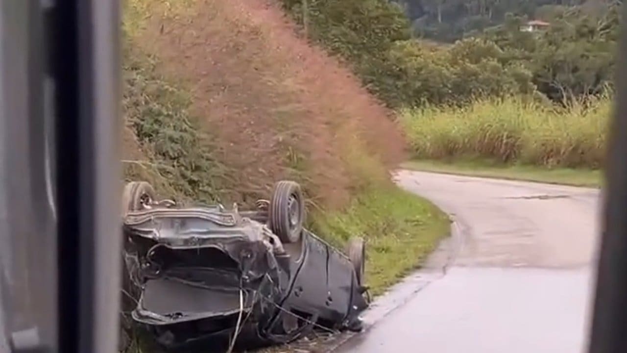 Carro capotado à beira de estrada, após acidente na Estrada do Barracão dos Mendes.