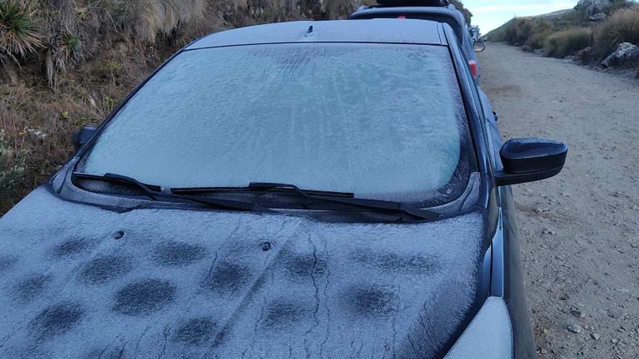 Carro com geada intensa no Parque Nacional do Itatiaia.
