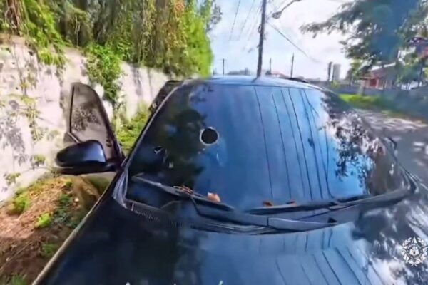 Carro com marcas de tiros, possivelmente apreendido em operação policial.
