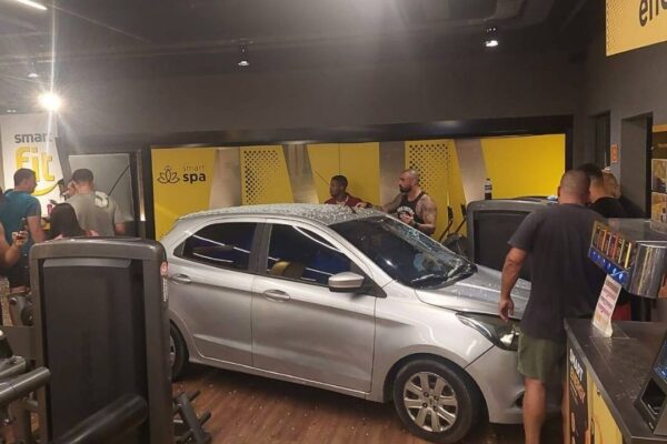 Carro dentro de uma academia Smart Fit após colidir com a fachada