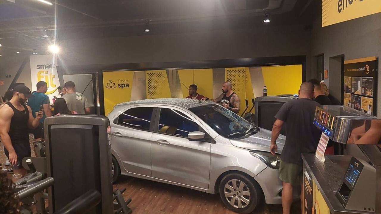 Carro dentro de uma academia Smart Fit após colidir com a fachada