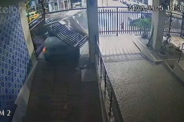 Carro desgovernado destrói portão em Copacabana