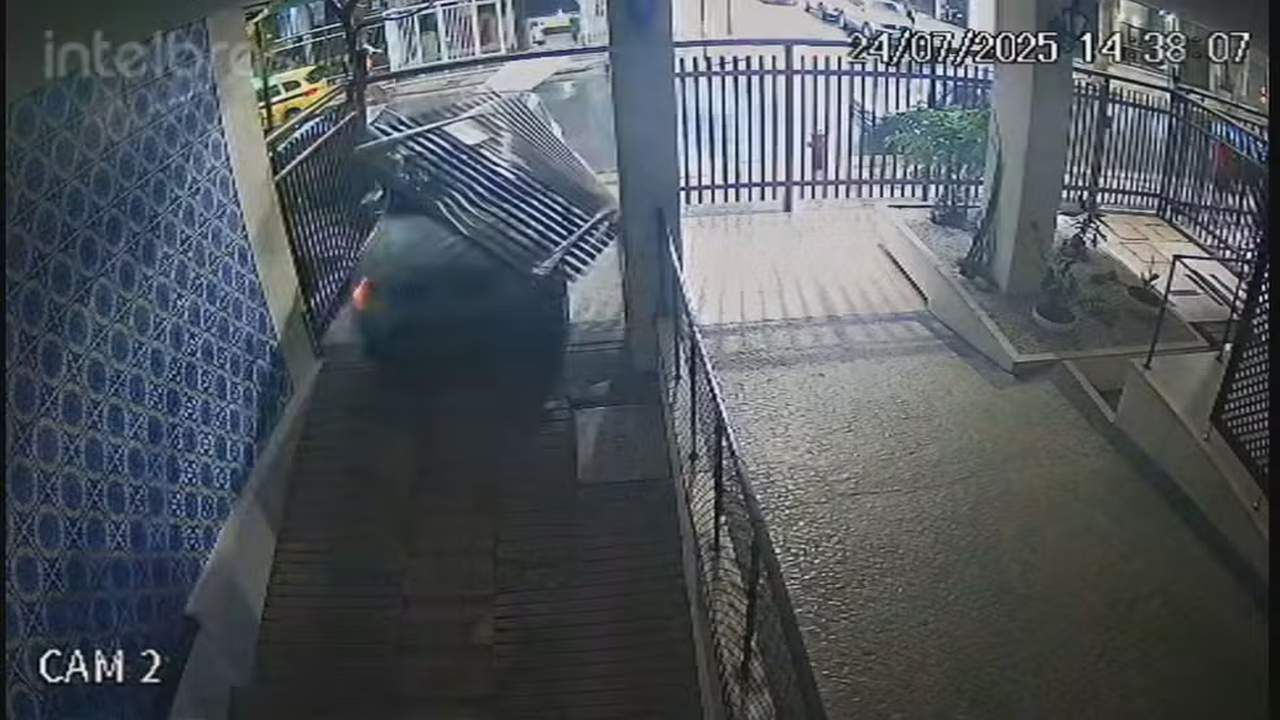 Carro desgovernado destrói portão em Copacabana