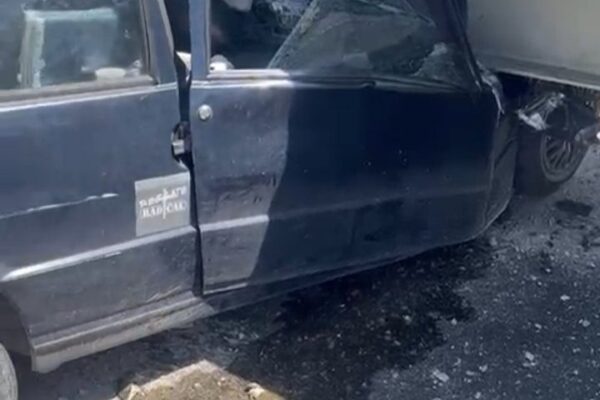 Carro destruído após colisão com caminhão em Guapimirim, RJ, na BR-116.
