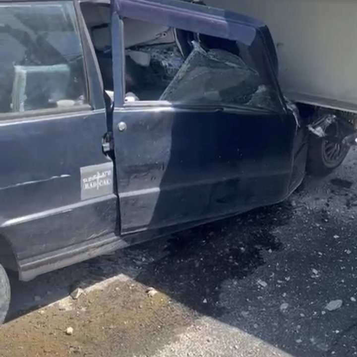 Carro destruído após colisão com caminhão em Guapimirim, RJ, na BR-116.