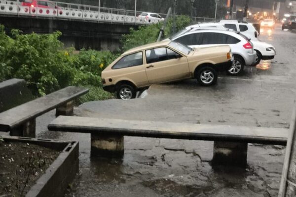 Carro preso em desabamento de rua após chuva em Nova Friburgo