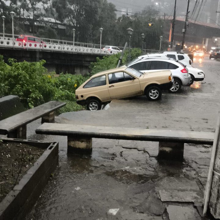 Carro preso em desabamento de rua após chuva em Nova Friburgo