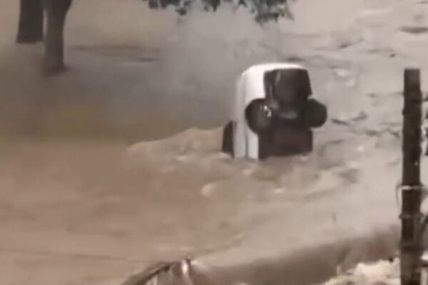 Carro sendo arrastado pela enchente em Petrópolis