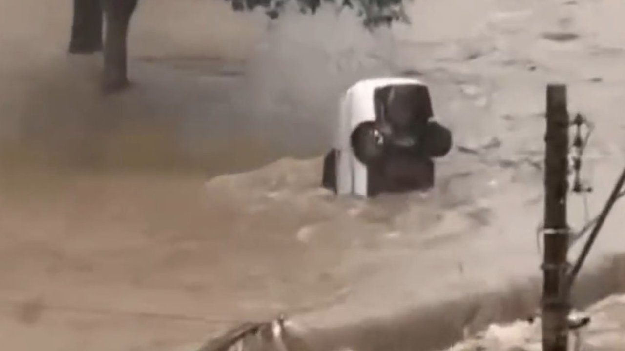 Carro sendo arrastado pela enchente em Petrópolis