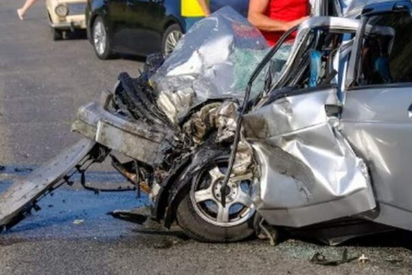 Carro severamente danificado em acidente de trânsito.
