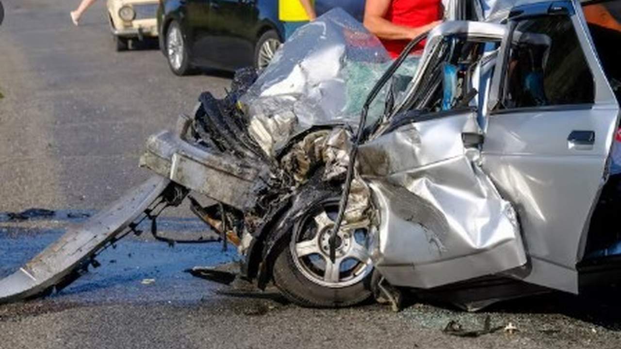 Carro severamente danificado em acidente de trânsito.