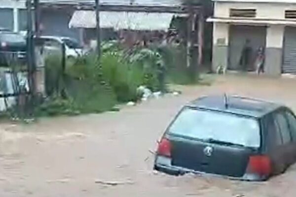 Carro submerso em enchente em Nova Friburgo, após forte chuva.