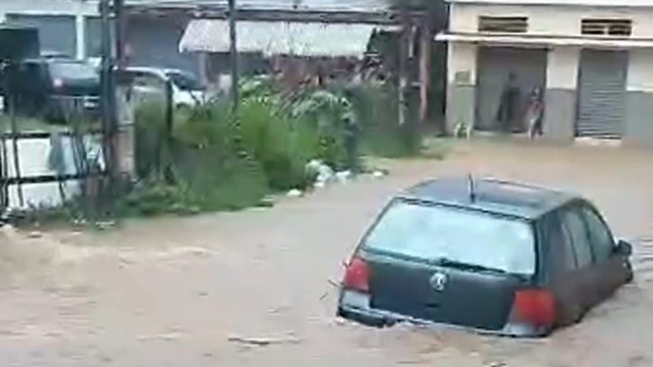 Carro submerso em enchente em Nova Friburgo, após forte chuva.