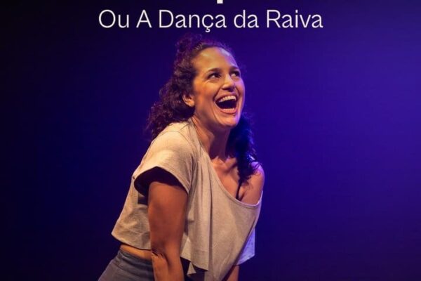 Cartaz do espetáculo As Cosquinhas: peça teatral em Nova Friburgo, com atriz sorrindo.