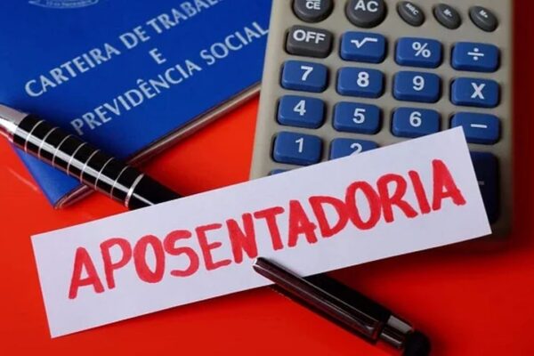 Carteira de trabalho, calculadora e o termo 'APOSENTADORIA' em destaque.