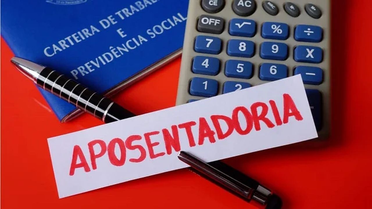 Carteira de trabalho, calculadora e o termo 'APOSENTADORIA' em destaque.
