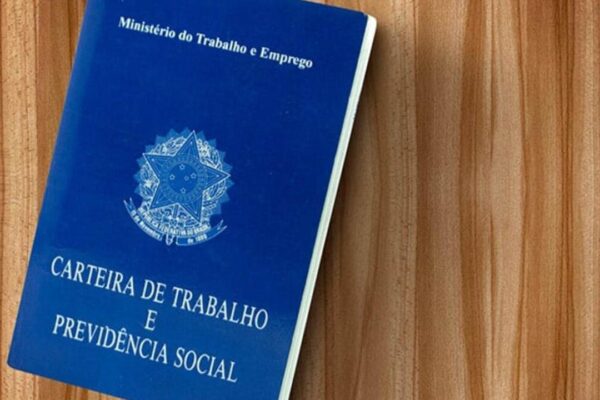 Carteira de Trabalho e Previdência Social sobre fundo de madeira.