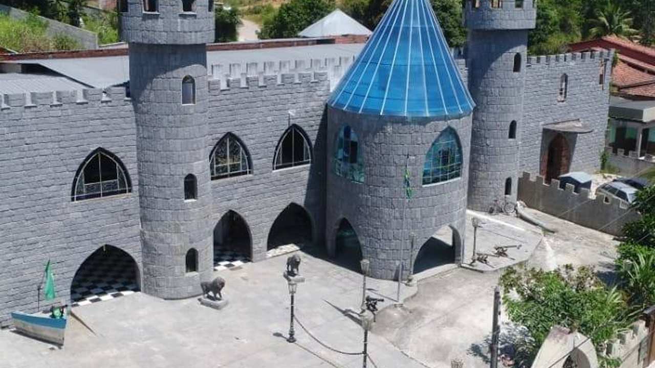 Casa-castelo medieval dos artistas Alexandre e Rosaura Shiachticas, com torreões, arte e carros antigos.
