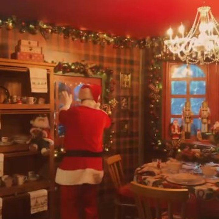 Casa do Papai Noel em Nova Friburgo, com o Papai Noel dentro.