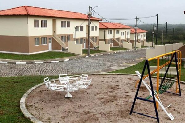 Casas do programa Minha Casa Minha Vida em Nova Friburgo, com parque infantil.