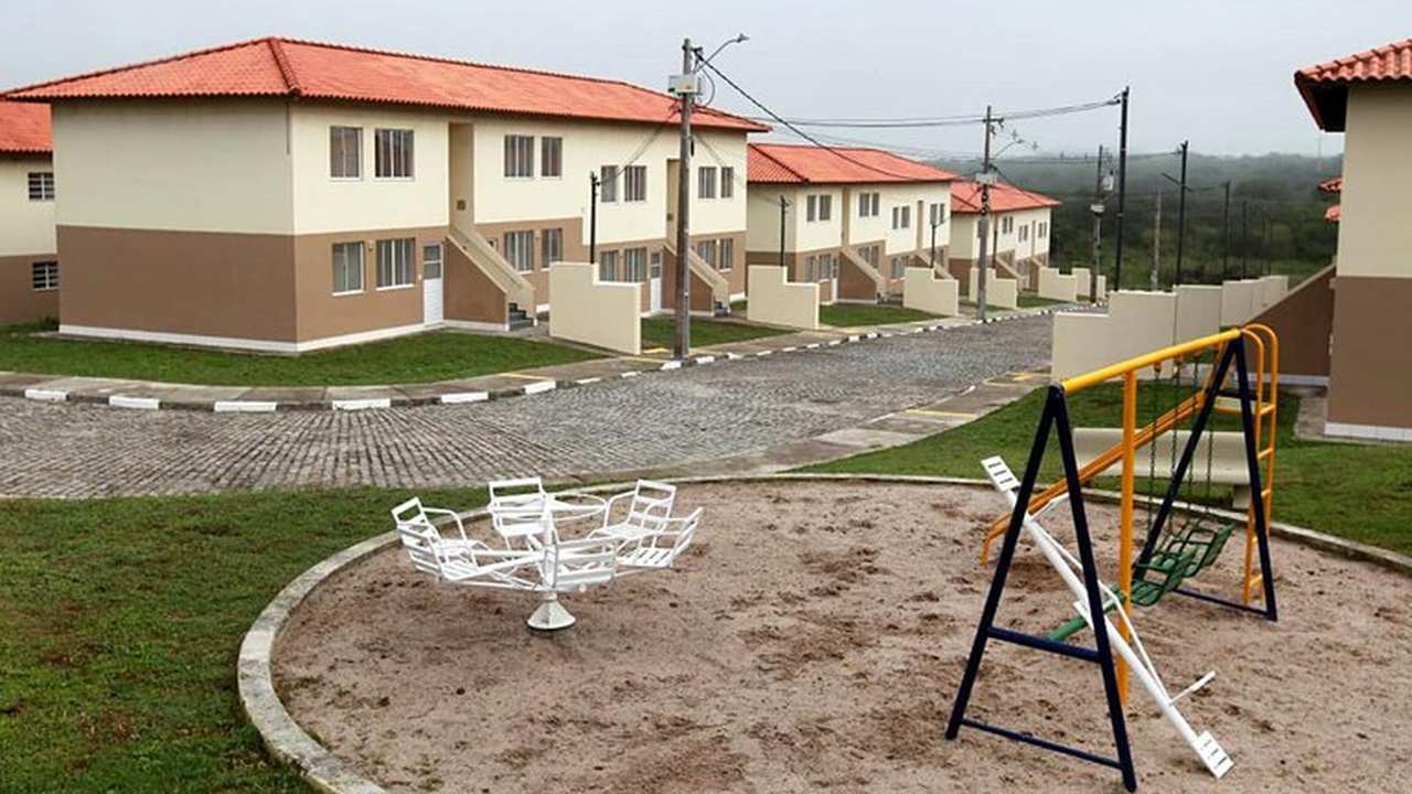 Casas do programa Minha Casa Minha Vida em Nova Friburgo, com parque infantil.
