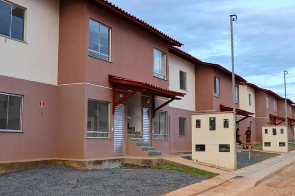 Casas do programa Minha Casa Minha Vida em Nova Friburgo, prédios residenciais.