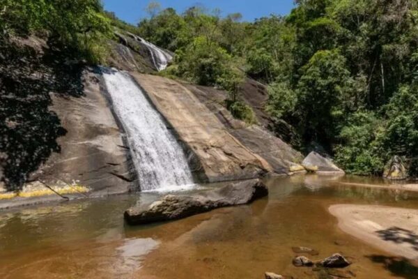 Cascata Dois Irmãos no Rio de Janeiro, com cachoeira e mata verdejante.