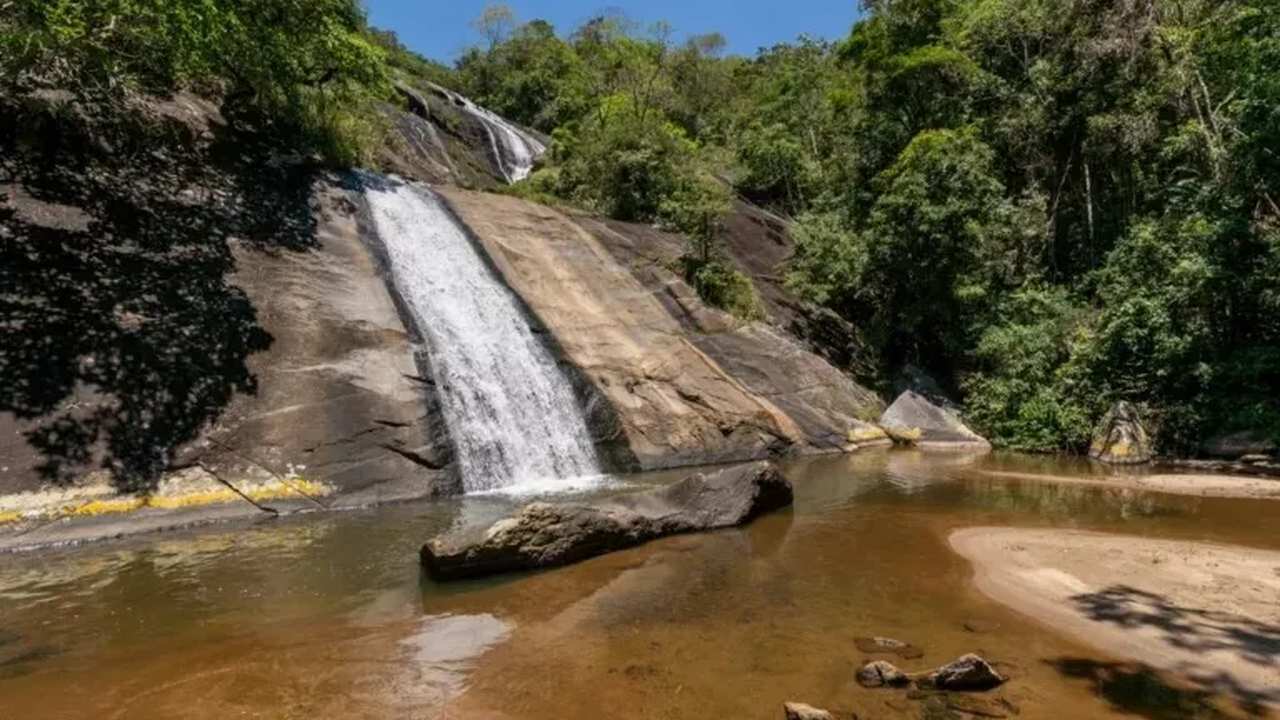 Cascata Dois Irmãos no Rio de Janeiro, com cachoeira e mata verdejante.