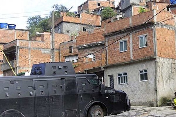 Caveirão em operação no Complexo do Alemão, Rio de Janeiro.