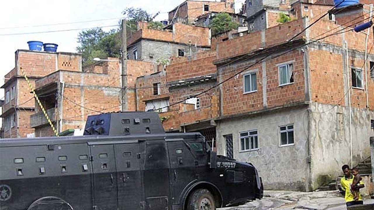 Caveirão em operação no Complexo do Alemão, Rio de Janeiro.