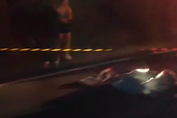 Cena de atropelamento na RJ-116, Nova Friburgo, com vítima fatal e área isolada.