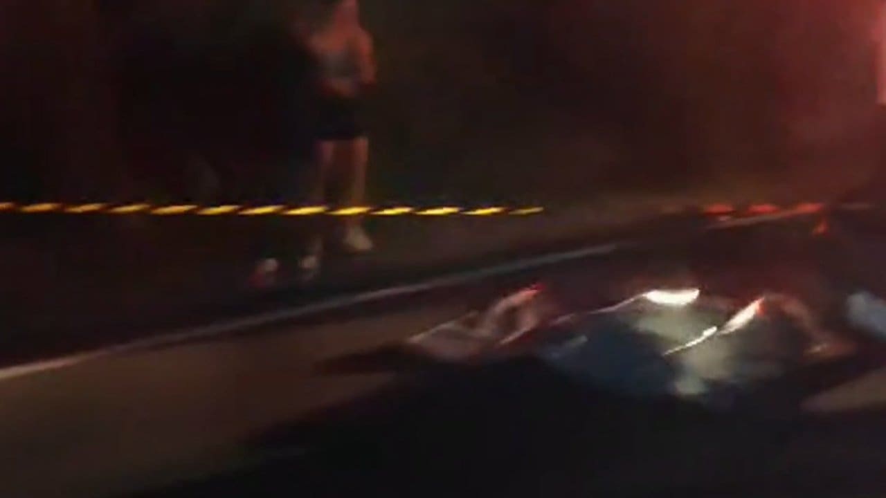 Cena de atropelamento na RJ-116, Nova Friburgo, com vítima fatal e área isolada.