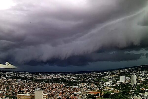 Céu nublado com grandes nuvens de tempestade sobre a cidade do Rio de Janeiro