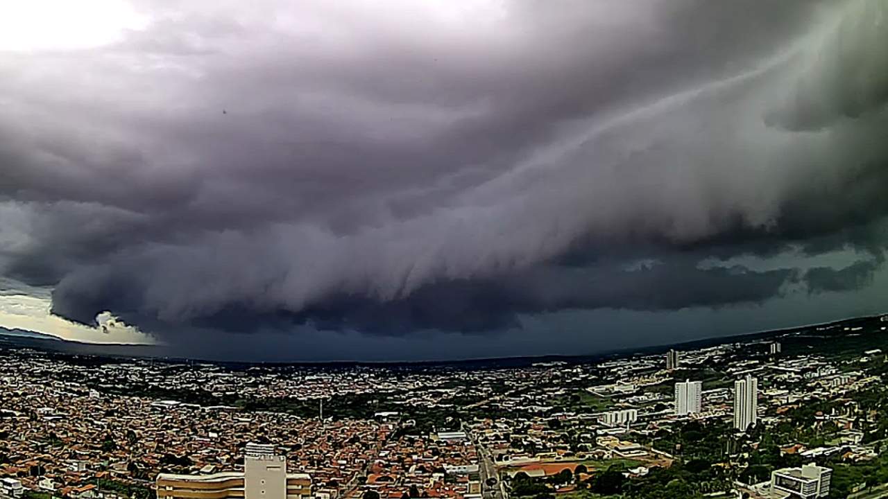 Céu nublado com grandes nuvens de tempestade sobre a cidade do Rio de Janeiro