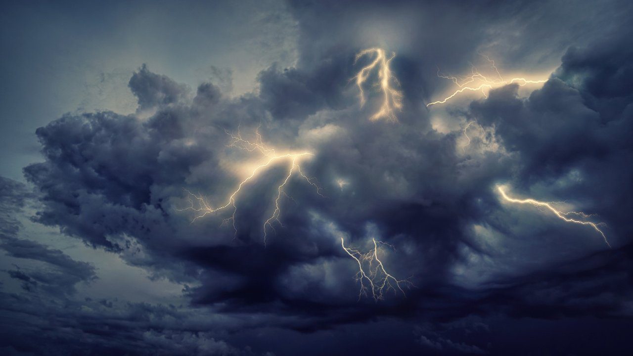 Céu nublado com raios, prenúncio de tempestade no Rio de Janeiro.