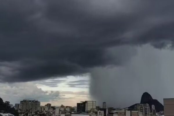 Céu nublado e chuva intensa sobre o Rio de Janeiro, com previsão de tempestades.