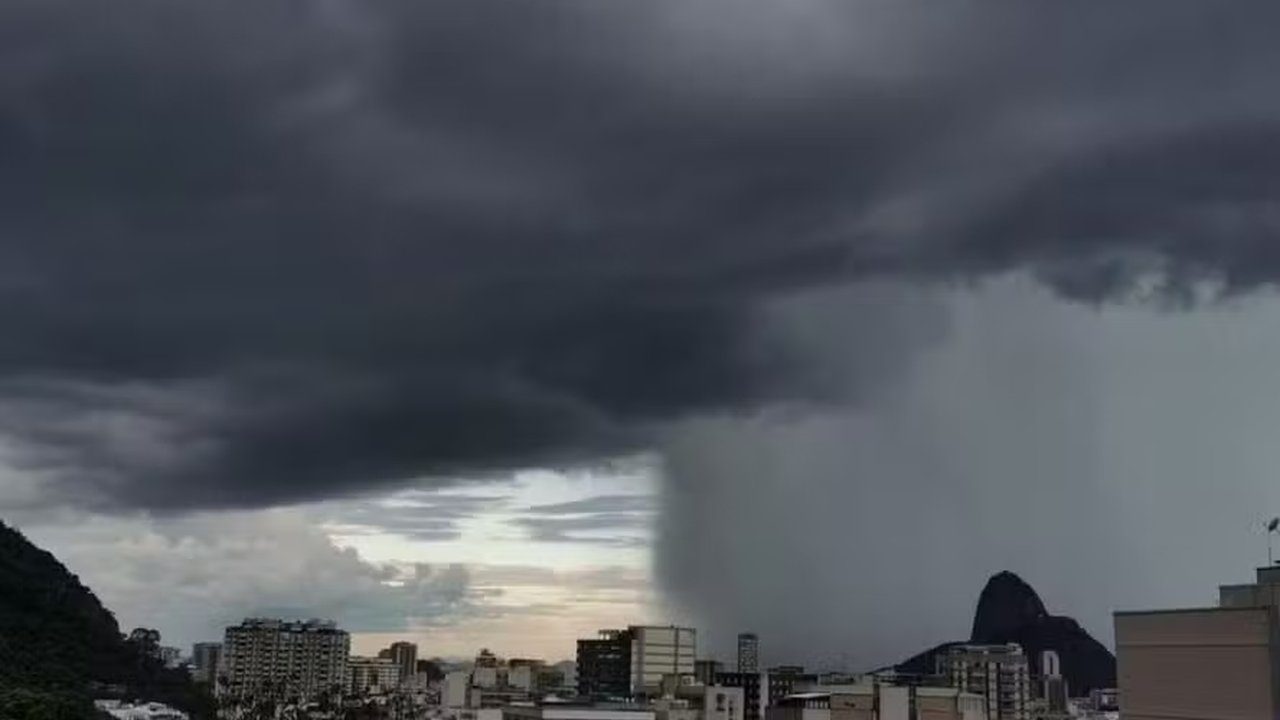 Céu nublado e chuva intensa sobre o Rio de Janeiro, com previsão de tempestades.