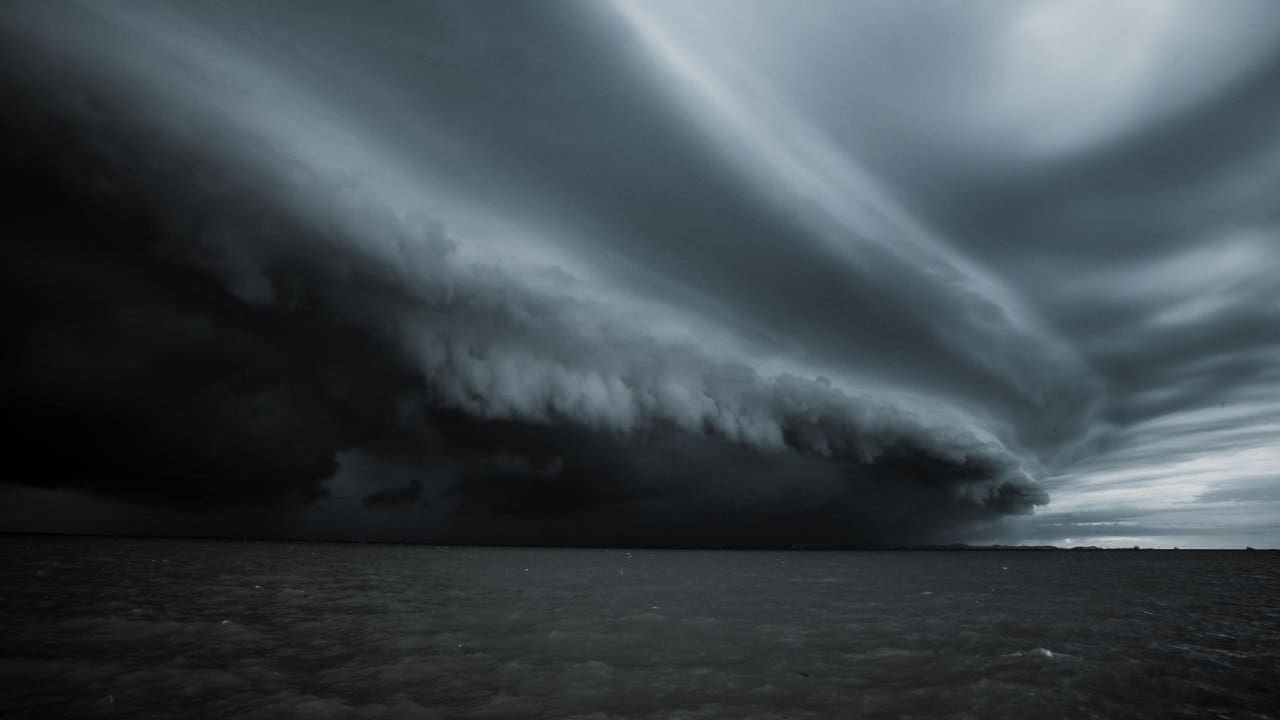 Céu nublado e tempestuoso sobre o mar, com nuvens escuras e ameaçadoras. Alerta de chuvas intensas.