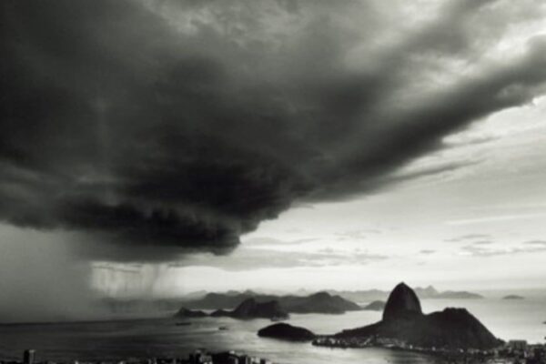 Céu nublado sobre a Baía de Guanabara com chuva, Rio de Janeiro.