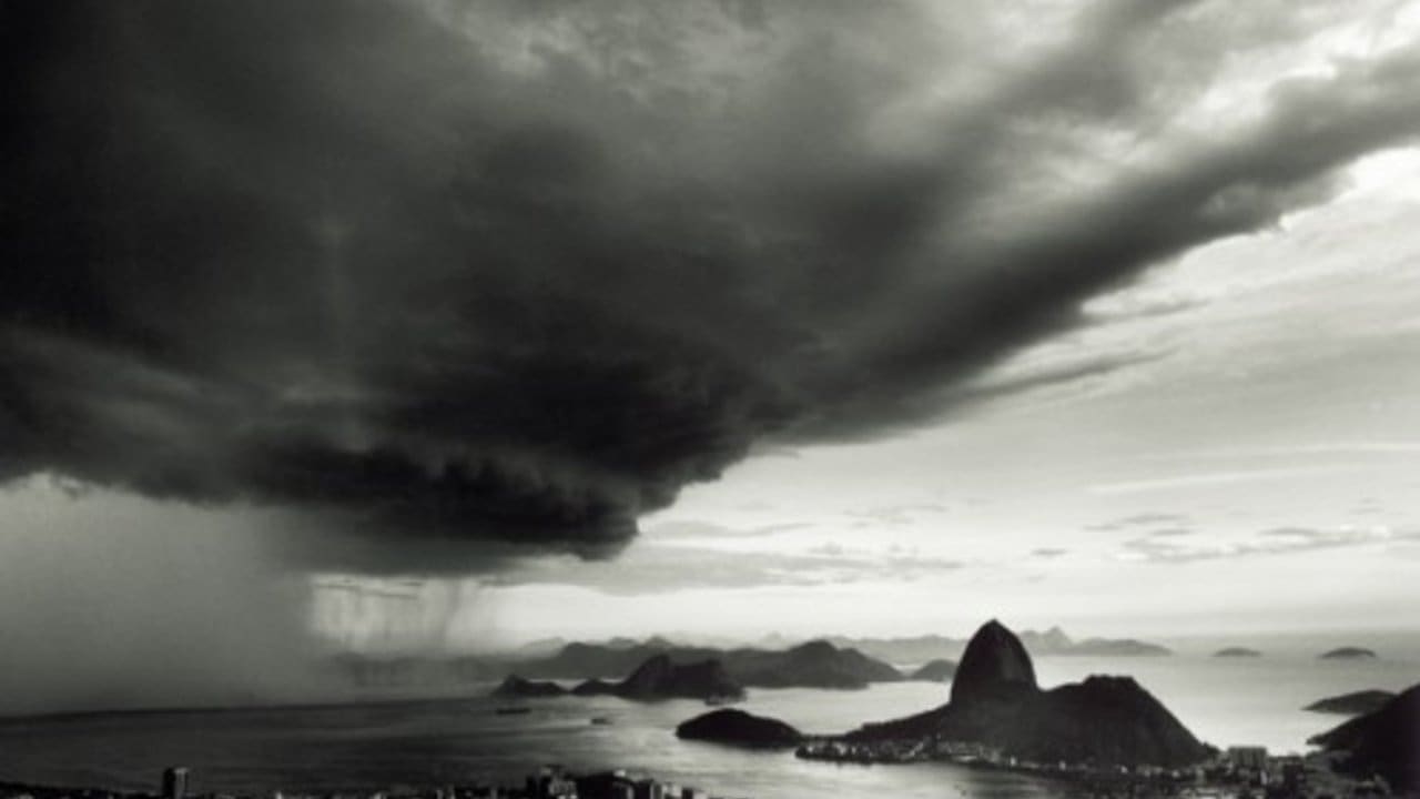 Céu nublado sobre a Baía de Guanabara com chuva, Rio de Janeiro.