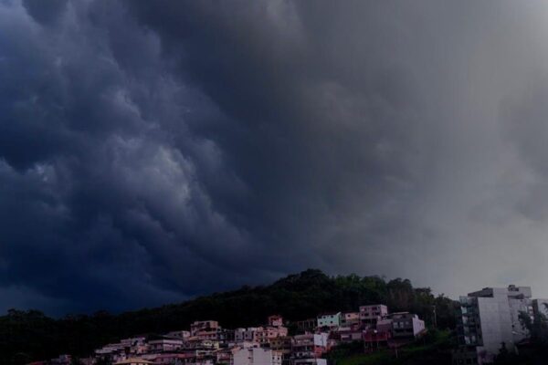 Céu nublado sobre Nova Friburgo com alerta de tempestade do Inmet.