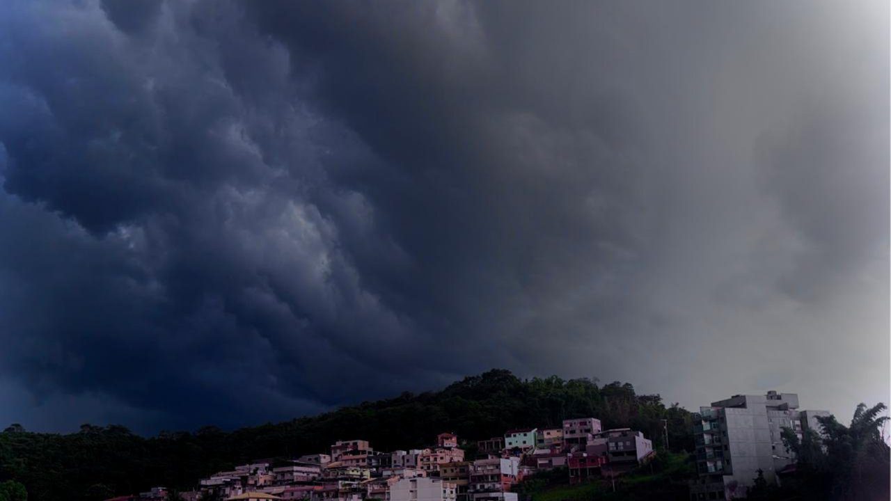 Céu nublado sobre Nova Friburgo com alerta de tempestade do Inmet.