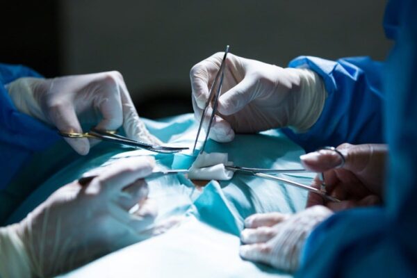 Cirurgia de cardiologia em andamento com instrumentos cirúrgicos.