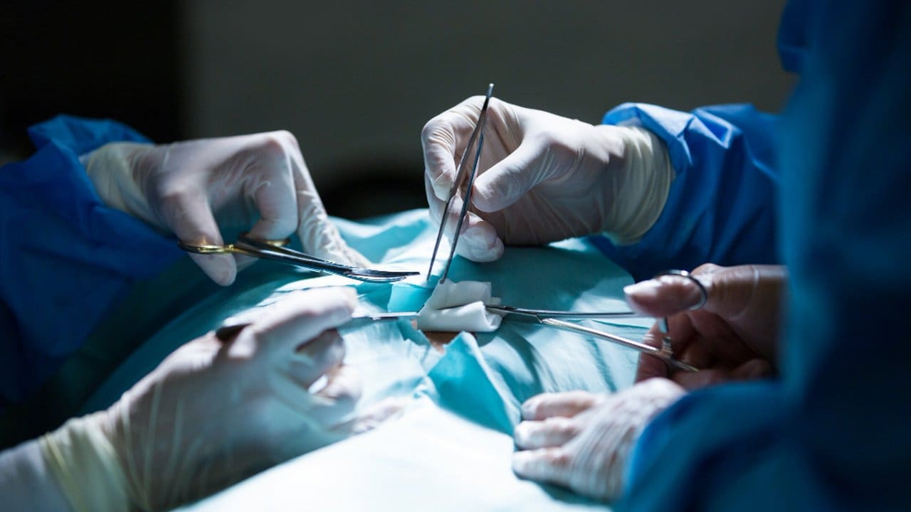 Cirurgia de cardiologia em andamento com instrumentos cirúrgicos.