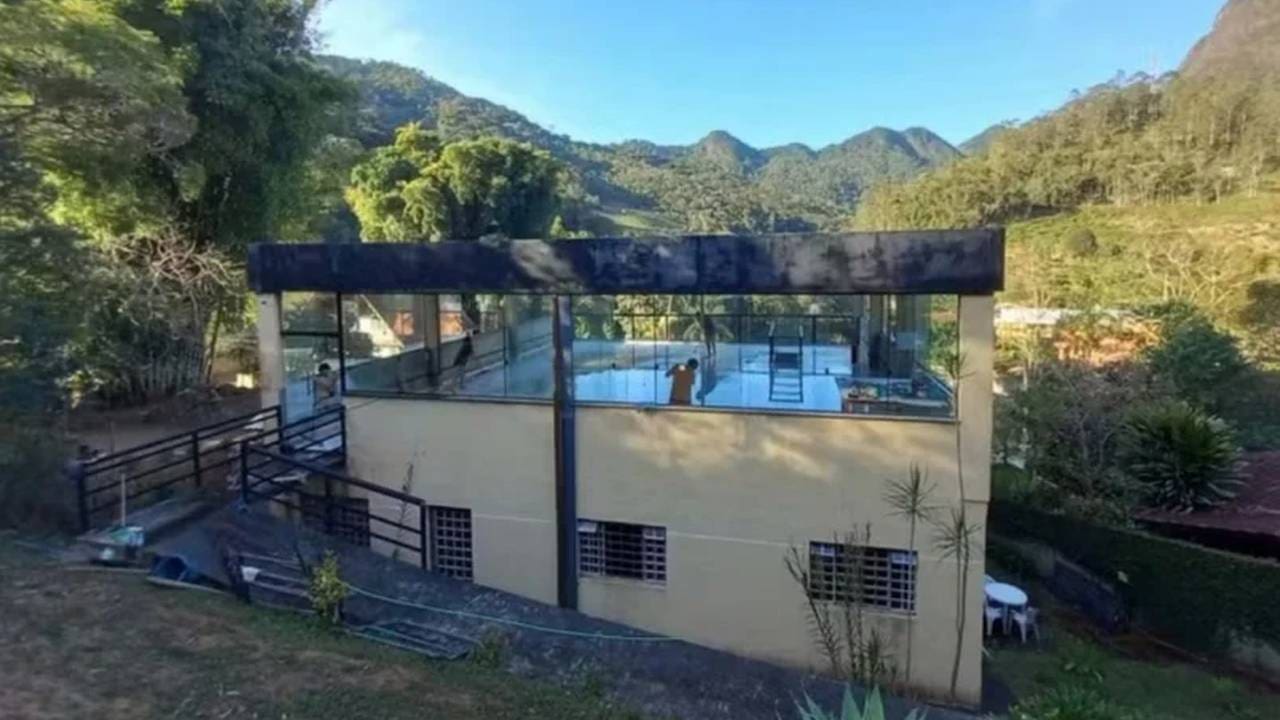 Clínica de Artes de São Pedro da Serra: espaço cultural com piscina e vista para a natureza.