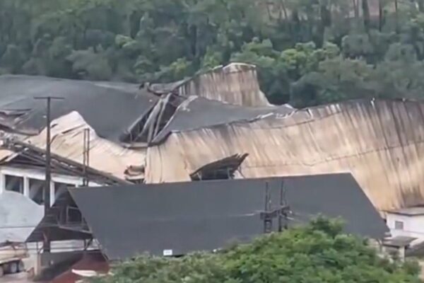 Cobertura de fábrica Votorantim danificada em Euclidelândia após chuvas intensas.