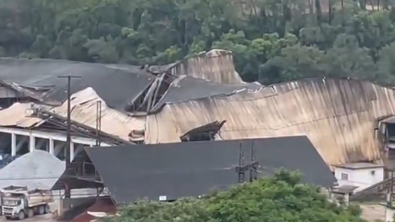 Cobertura de fábrica Votorantim danificada em Euclidelândia após chuvas intensas.