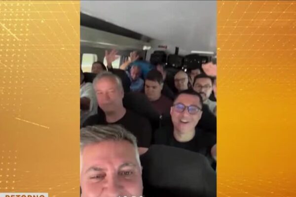 Comitiva brasileira em veículo a caminho de Israel.